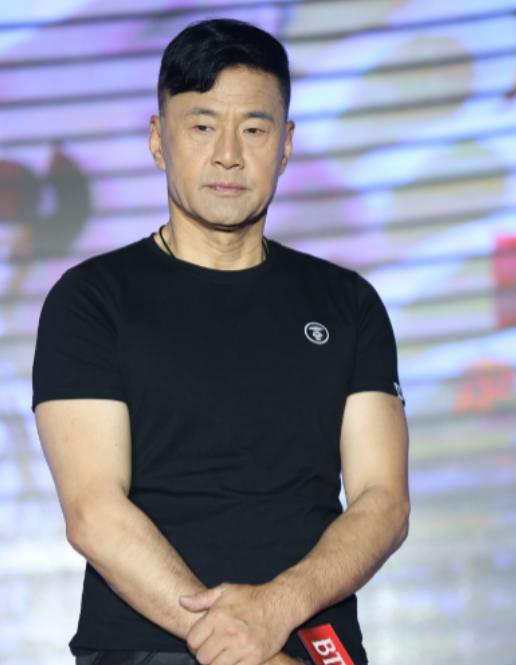 于荣光怎么也想不通，结婚35年，钱他赚、饭他做，自己几乎没有任何绯闻，对妻子宠爱