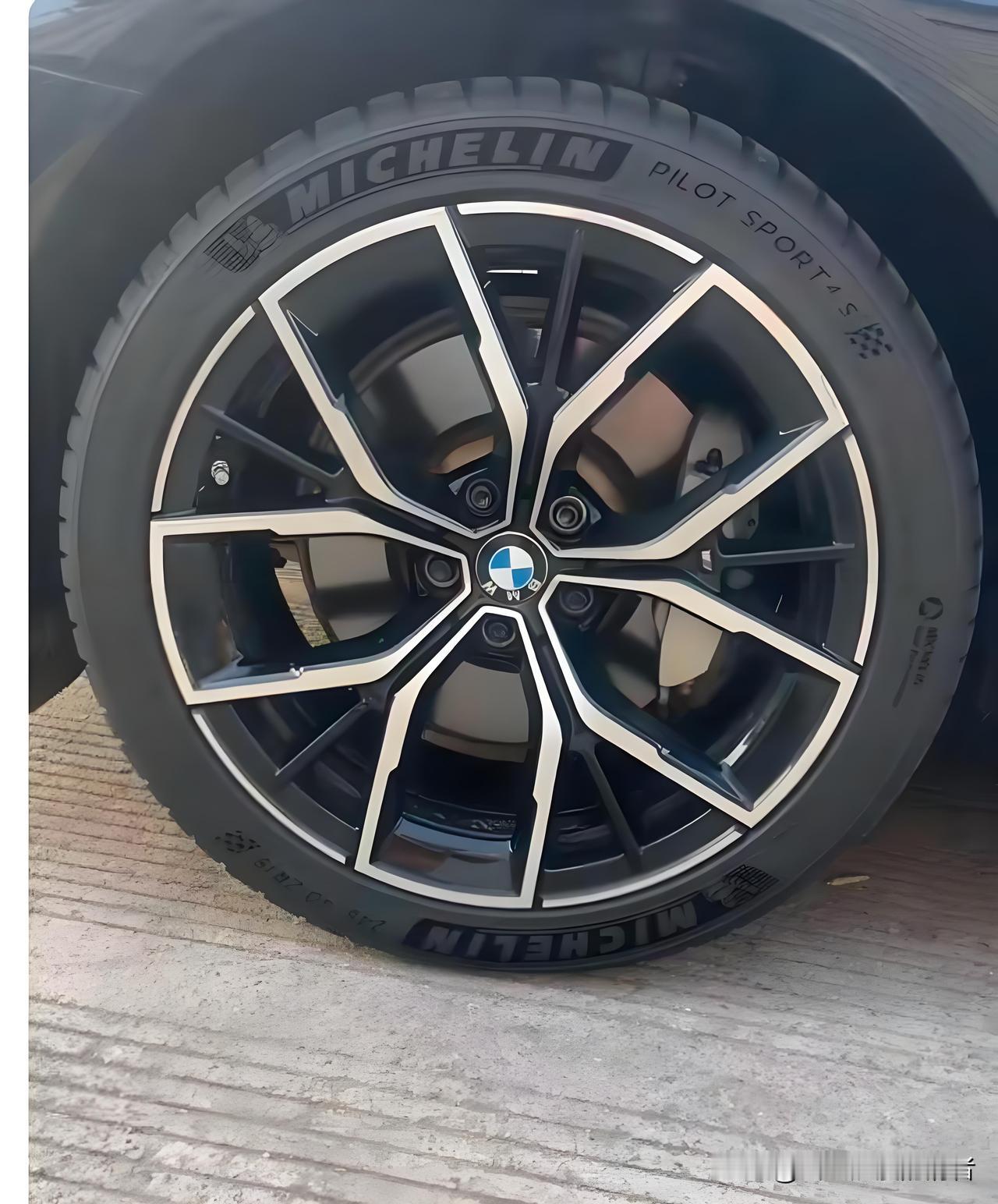 上周去修车，跑了7年的轮胎被师傅劝换说超过5年就该换，还拿安全说事。我