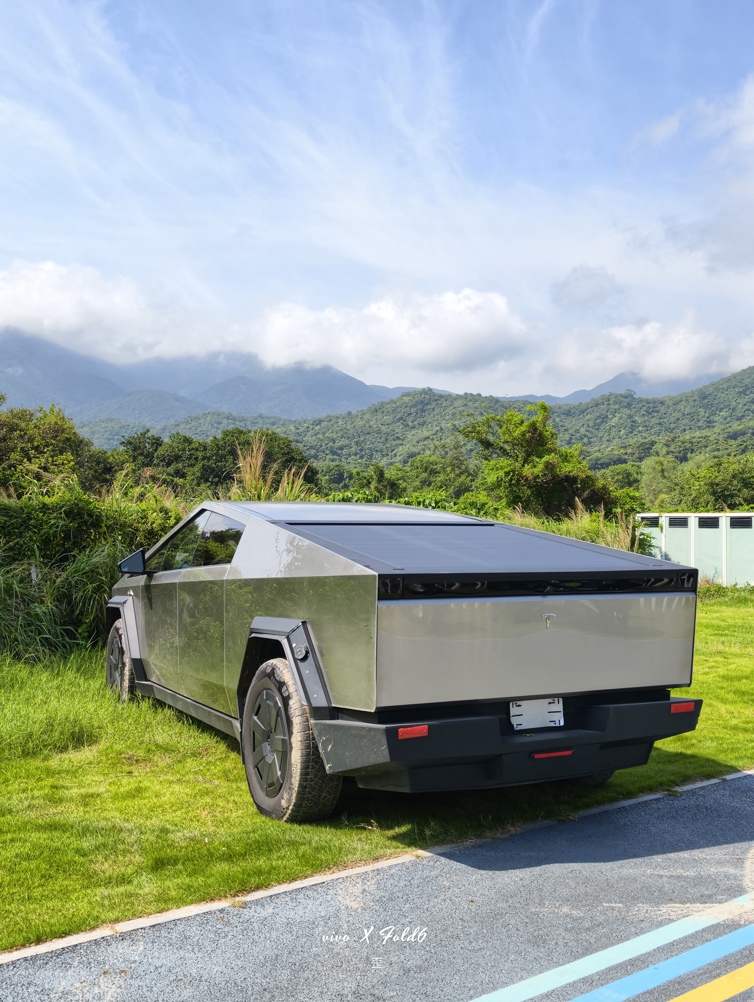发现一辆野生的特斯拉Cybertruck深圳·西涌旅游度假区