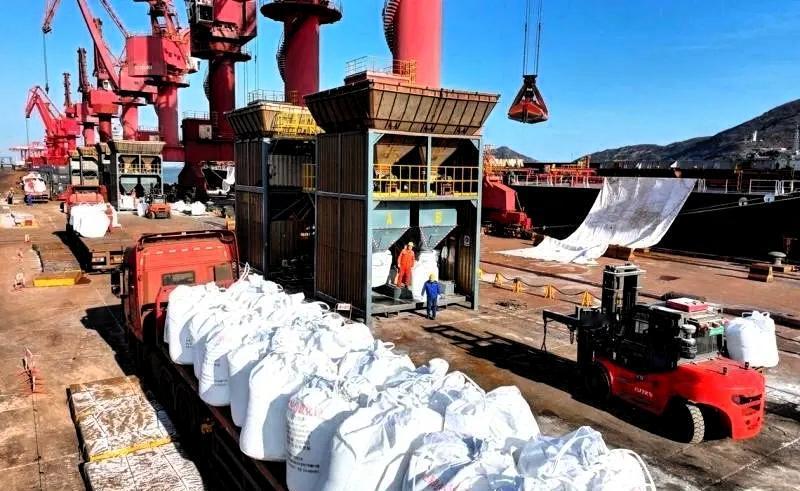 印度彻底睡不着了。4月28日，东方大国对化肥出口加强海关检查，并出台新出口管控