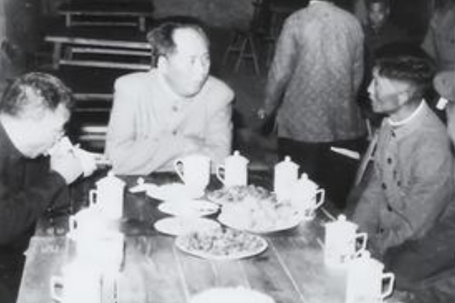 1956年，毛主席和秘书高智一行人在工作完后，外出吃了顿羊肉泡馍。就在结账时，才
