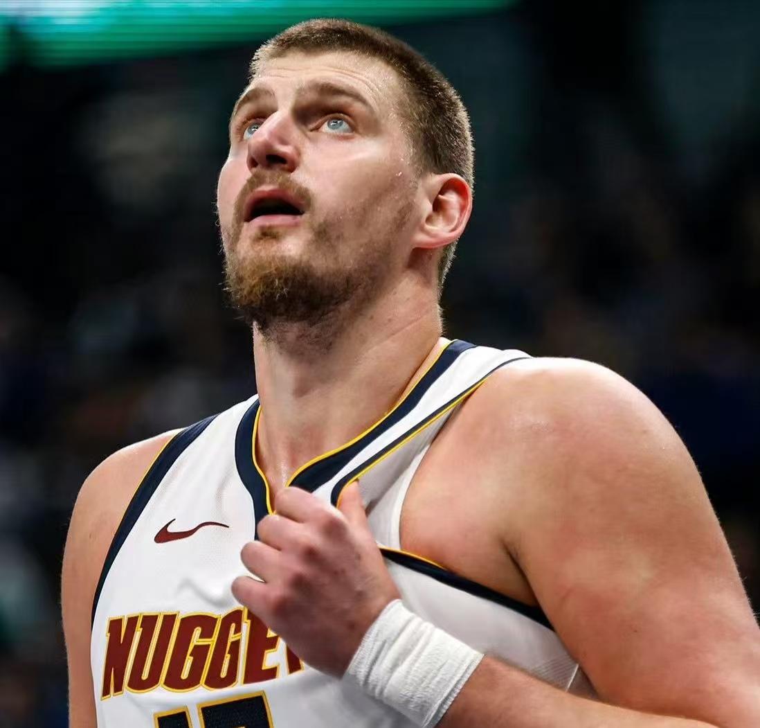 约基奇伤了，掘金天塌了！掘金半场与热火战至63平，约基奇妙传、空接暴扣依旧无所