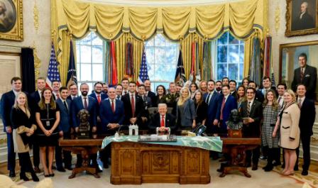 白宫已经基本看不到黑人，全是金发碧眼！ 走进现在的白宫，你会发现一个特别扎眼