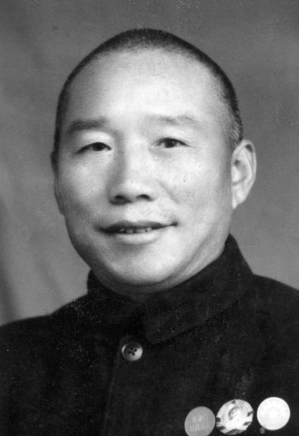 1948年，国军的一名伙夫和大部队走散了，被解放军拦下。解放军看他年纪大，便发了