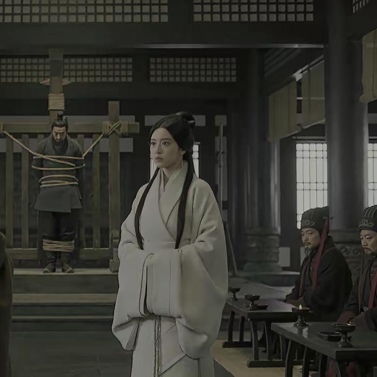 吕布被杀前，曹操问其女吕玲绮：你愿嫁我儿曹彰吗？吕玲绮只回了一句话，曹操听后叹道