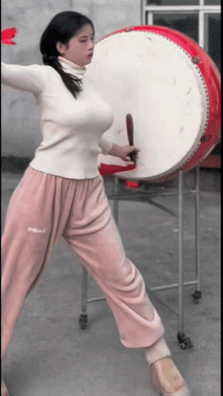 传统的敲鼓舞！