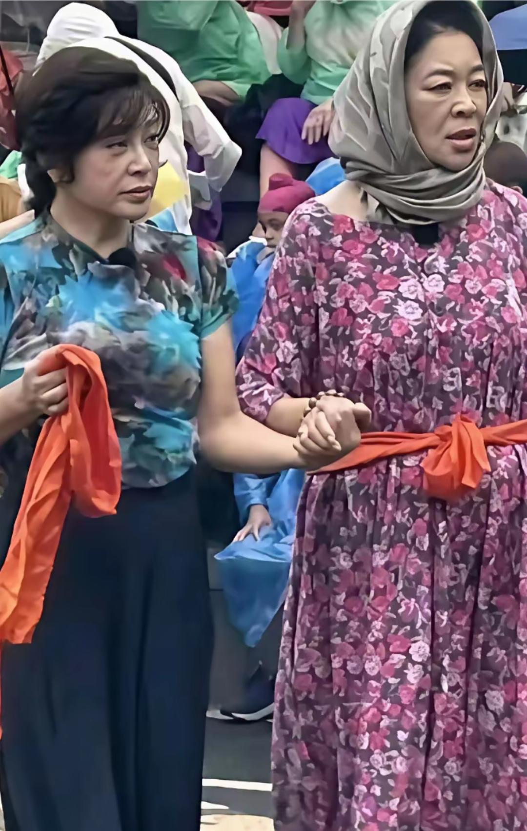 在没有滤镜，没有灯光，没有华丽装扮下，还不是跟普通人有啥区别。刘晓庆都说她是冻龄