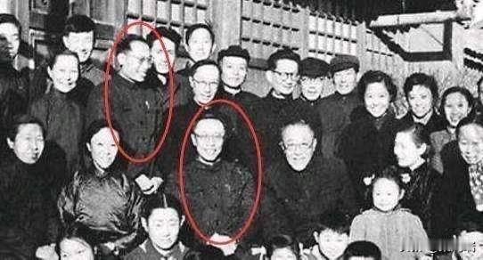 这张老照片拍摄于1961年。画面下方居中戴眼镜的男子是末代皇帝溥仪（下圈中），