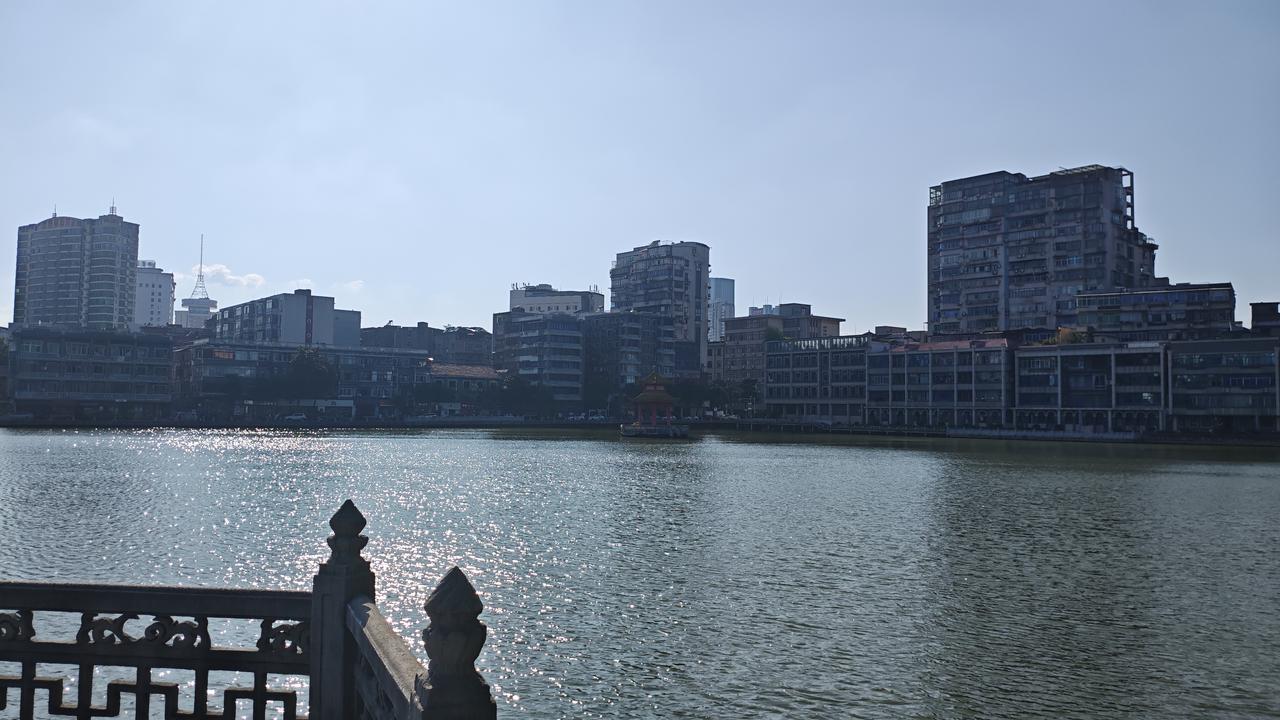 这次想来景德镇找找机会，昨天特意经过南昌，跟一个大学的兄弟好好聚聚。我这兄弟