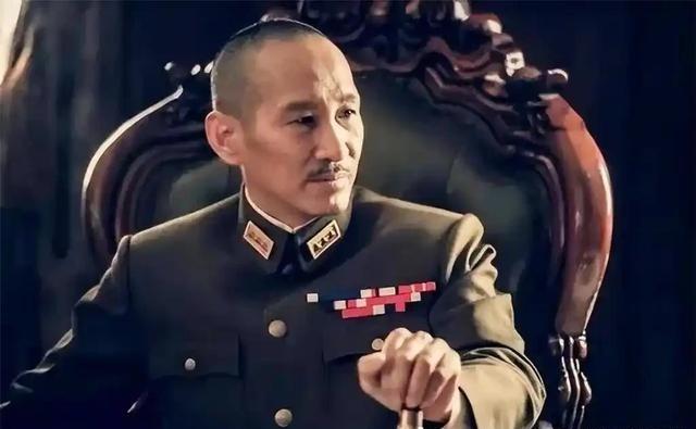 国民党军是个很奇葩的存在。奇葩就奇葩在，党政军一把手蒋介石，这个也调不动，那个也