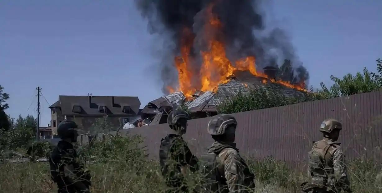 红军城（乌克兰称波克罗夫斯克）在俄乌冲突中具有重大战略意义，主要体现在以下三方面