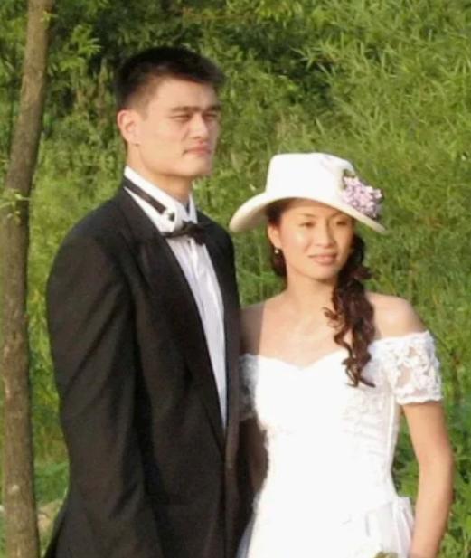 一次，有人问叶莉：“嫁给身高2米26，体重400多斤的姚明是什么样的体验？”叶莉