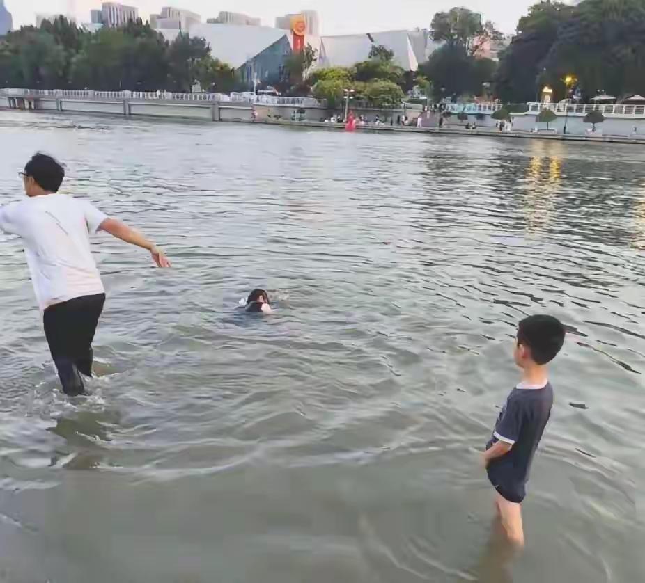 陕西榆林一家四口人去天津游玩，不幸母亲和大儿子溺水身亡。就在8月5日一家四口人来