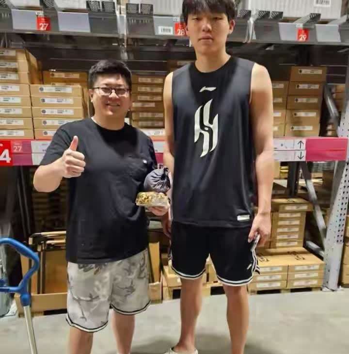 开拓者超级新星杨瀚森真是越来越强壮了！今天有网友在社媒上晒出了一张和杨瀚森的合照