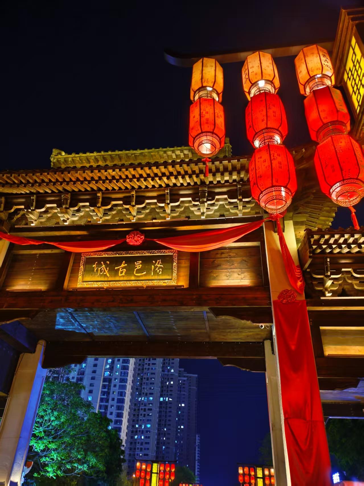 洛邑古城，一眼沦陷玩到彻底挪不动脚，满心满眼都是不舍！一踏入古城城门，瞬间就被