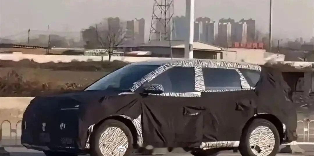 小米三款新车齐曝光小米明年要大爆发，一口气推出三款新车，每款都很给力！YU9，估