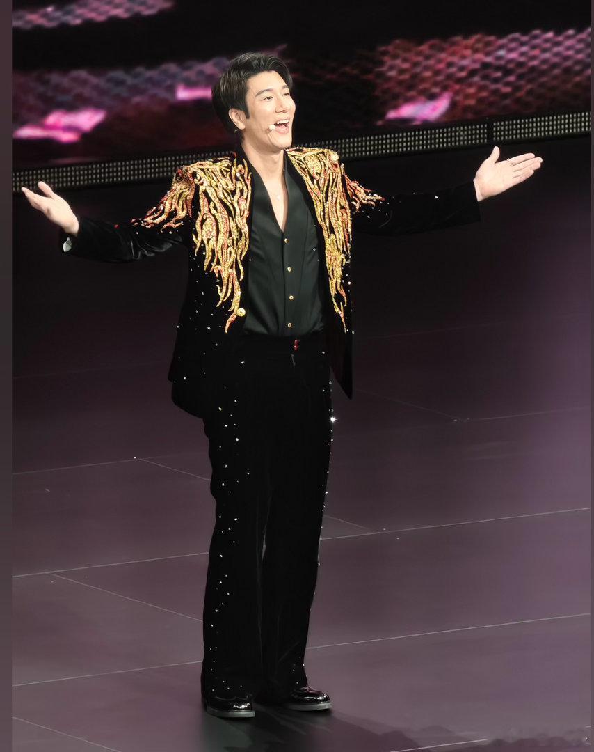 见到王力宏啦还是一如既往的帅全场嗨爆了