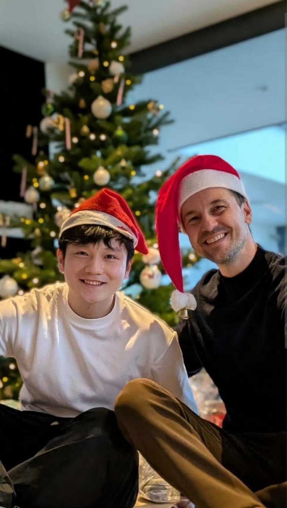 樊振东这么欢快的过圣诞节，俩人席地而坐，头顶小红帽喜气洋洋，节日气氛感拉满