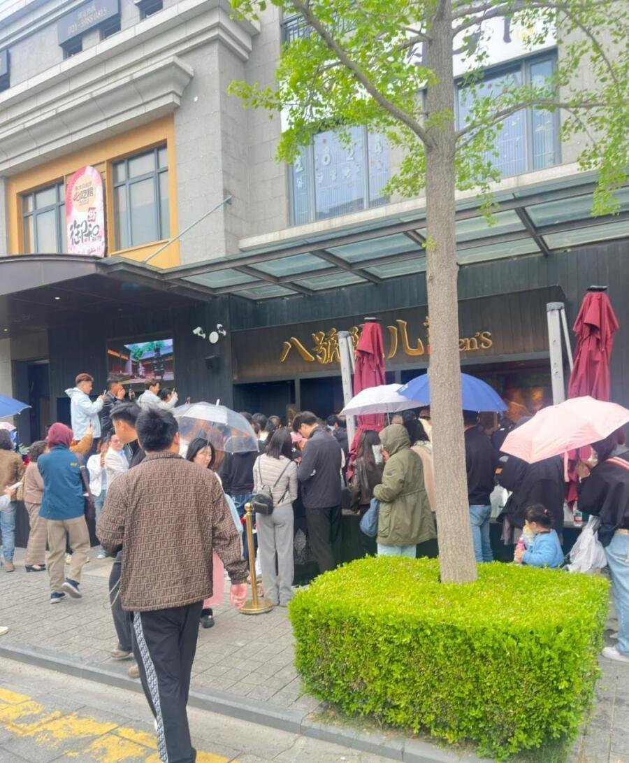 不愧是马司令！文章饭店正式开业，她带女儿来支持，没人邀请姚笛