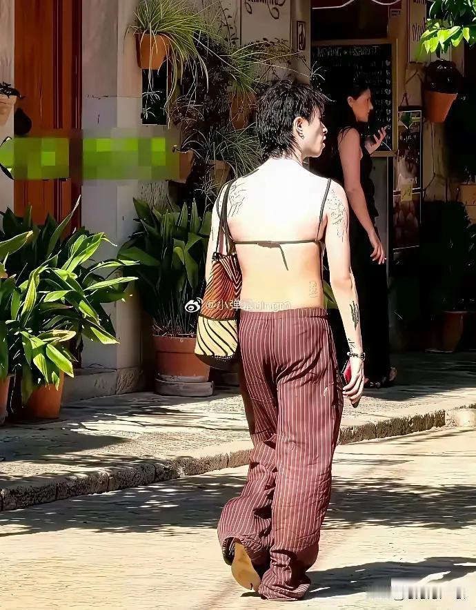 伊能静和哈林的儿子恩利真的很偏爱女装，这吊带露背装远看真的是皮肤嫩滑，体态婀娜多