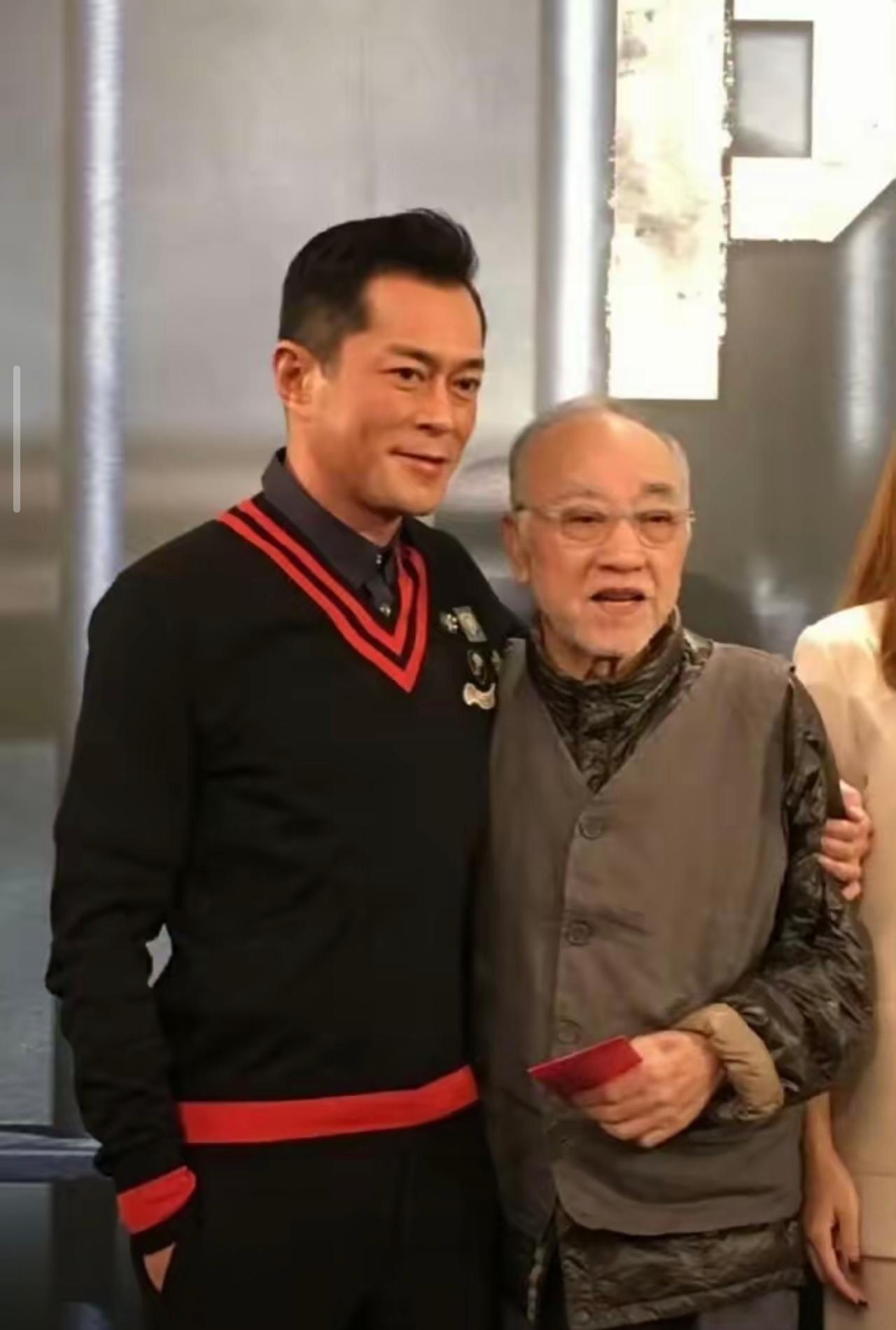 这可不是借着这样的善举来博眼球，而是因为一个善良的举动默默守护，古天乐这