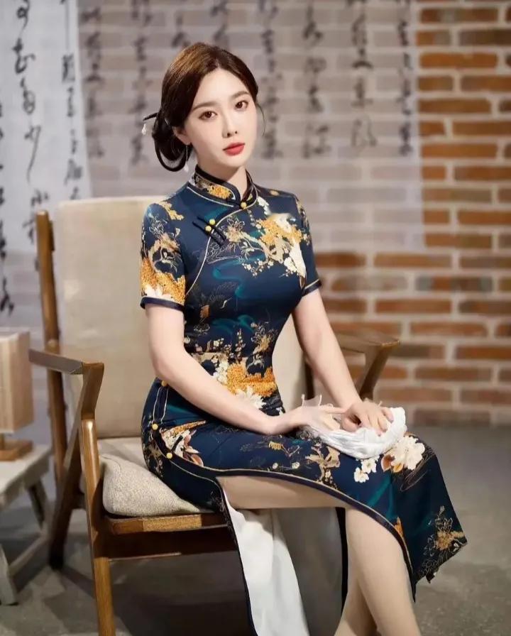 金字经·旗袍之美墨蓝金纹俏，旧墙添韵娇。柔倚木椅雅意飘。瞧，白帕静意饶。