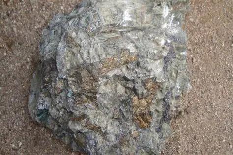 最近看到美国在疯狂囤积铜资源，进口铜免关税，觉得奇怪查了一下资料，铜在地壳中的含