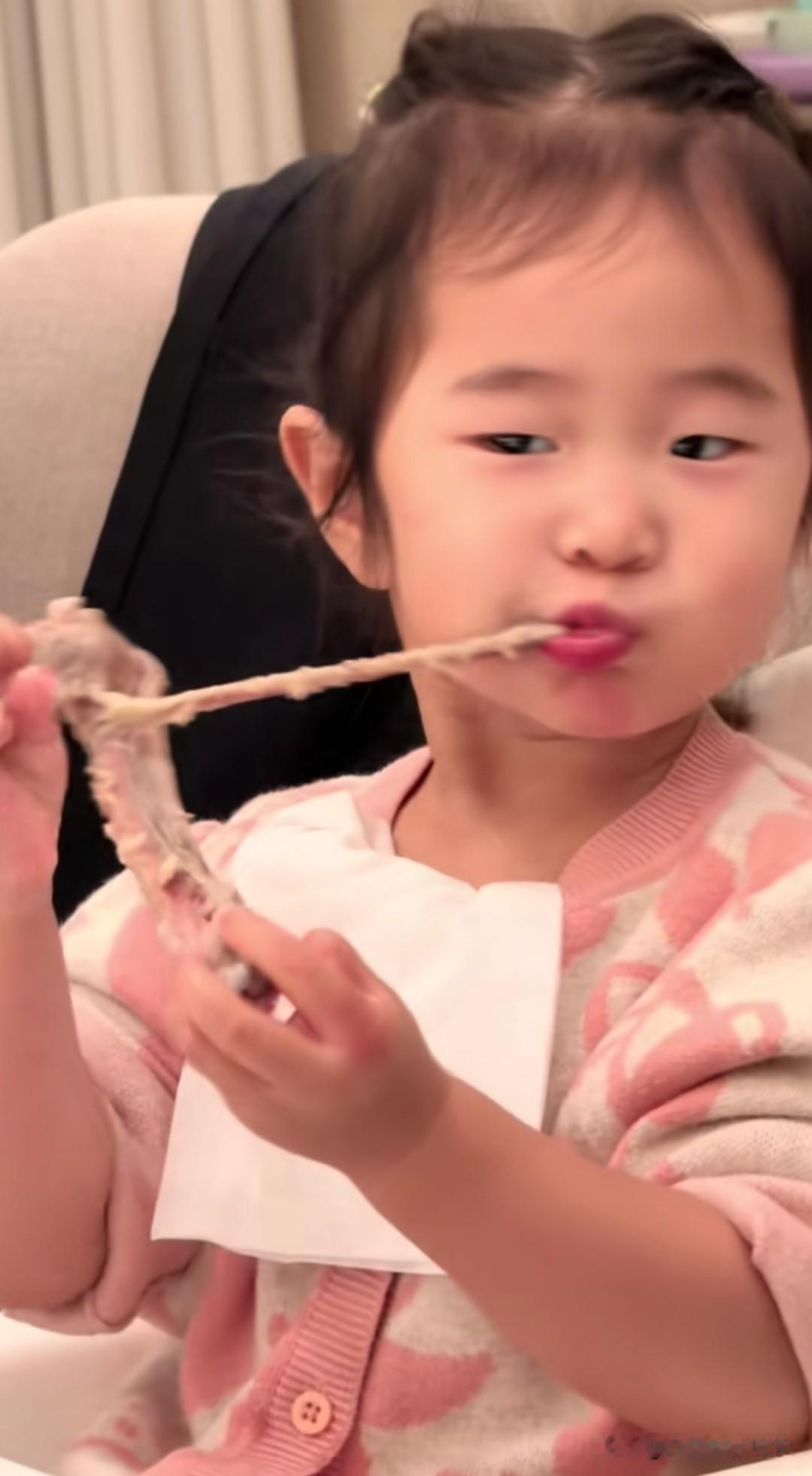 张纪中导演家的小龙珠今天一下子就吃了三个大鹅翅，香香的，太过瘾了！妈妈把孩子