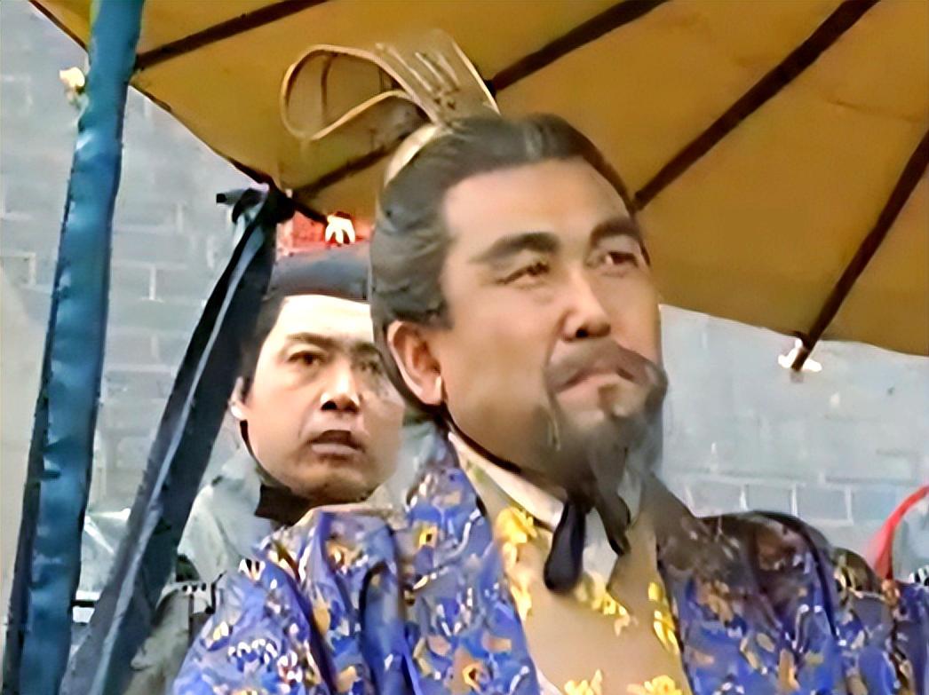 曹爽主动投降后，被司马懿灭了三族，刑场上，曹爽悔恨地说：“我怎么就这么傻，听信了