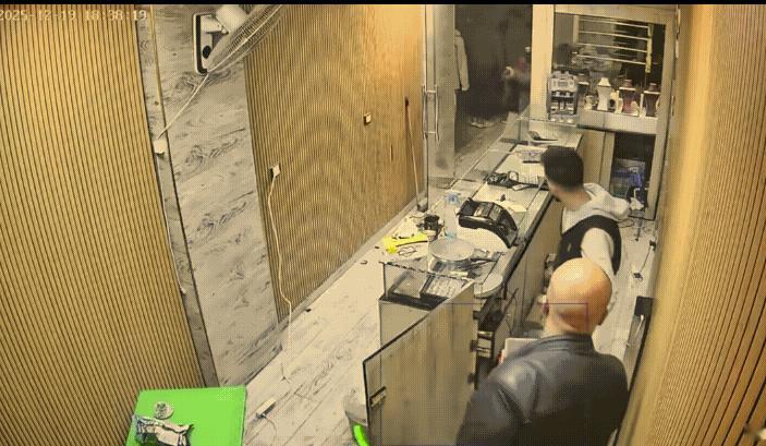 胆小勿看！国外劫匪有多凶残？请看图。12月19日晚，国外两名持枪劫匪进入一家