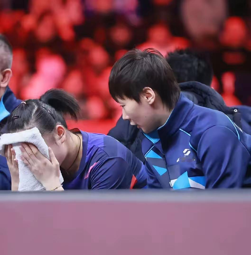 徐奕：好难过，一局没赢曼昱：是一局没赢，三局比分都很接近，有进步徐奕：安慰我