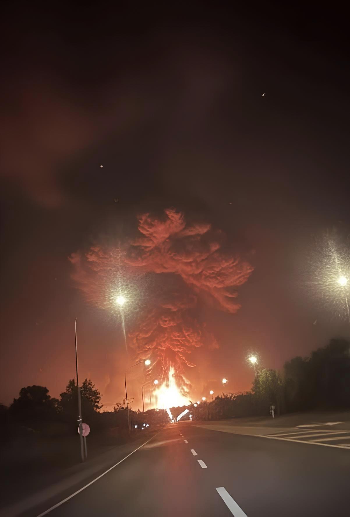 “炸！炸！炸！柬埔寨大爆炸！”当地时间2025年12月11日凌晨，柬埔寨境内