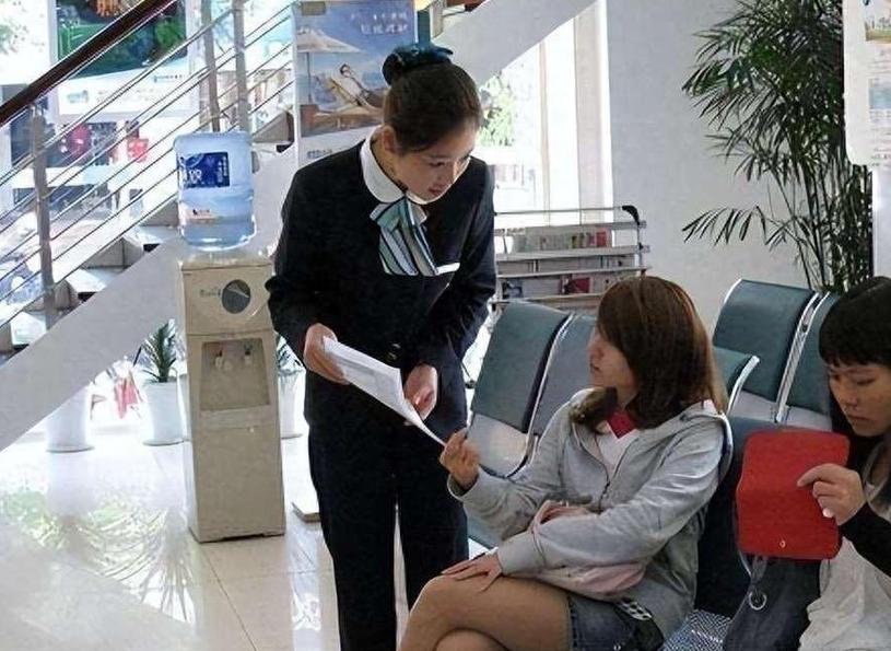 又一个金饭碗被砸碎？当年挤破头，考进银行的年轻人，开始后悔了曾经，进入银行意味