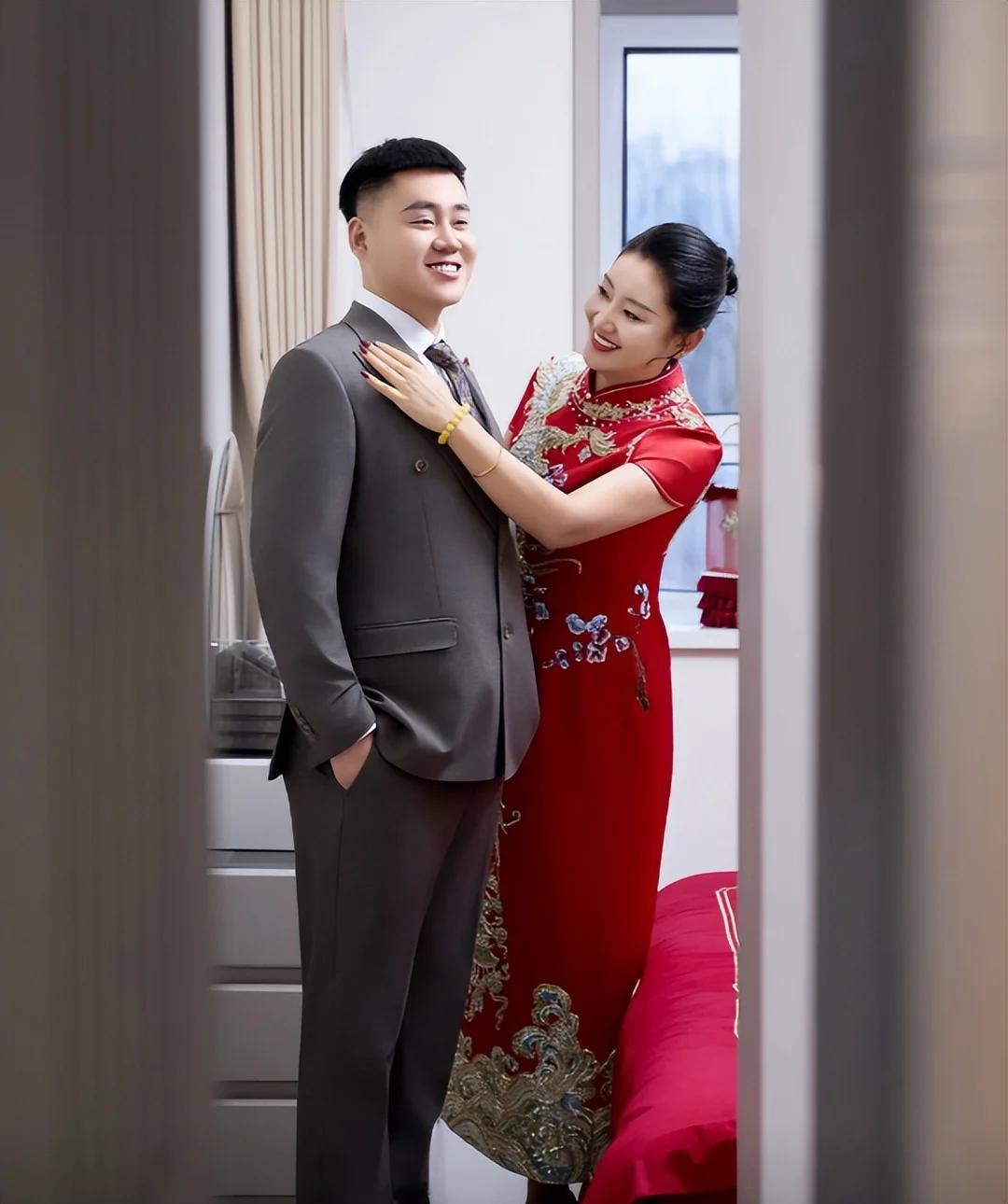 河北新郎发了一组结婚照片，网友大呼上当。原来新郎的妈妈太年轻了，网友误以为“老