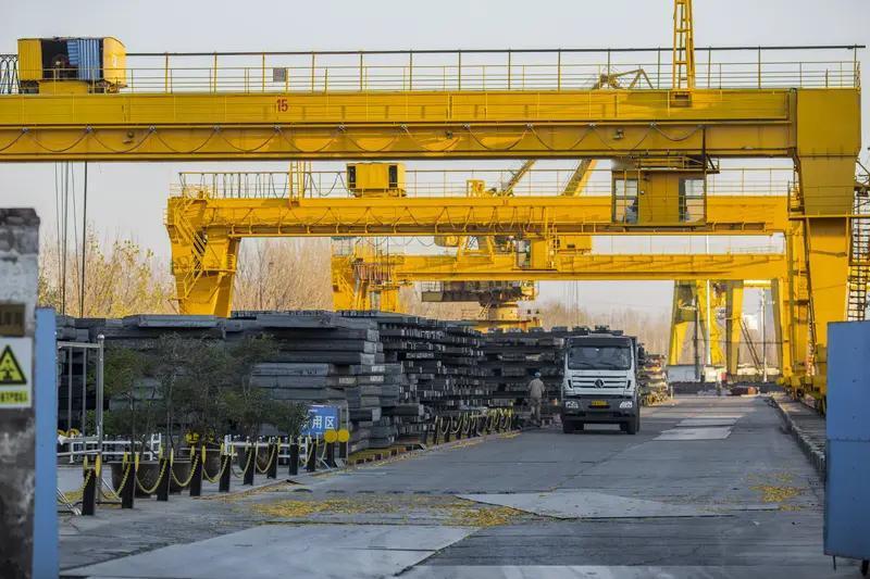 2026年2月13日，河南长垣的河南矿山起重机有限公司年会太炸裂了！车间里，60