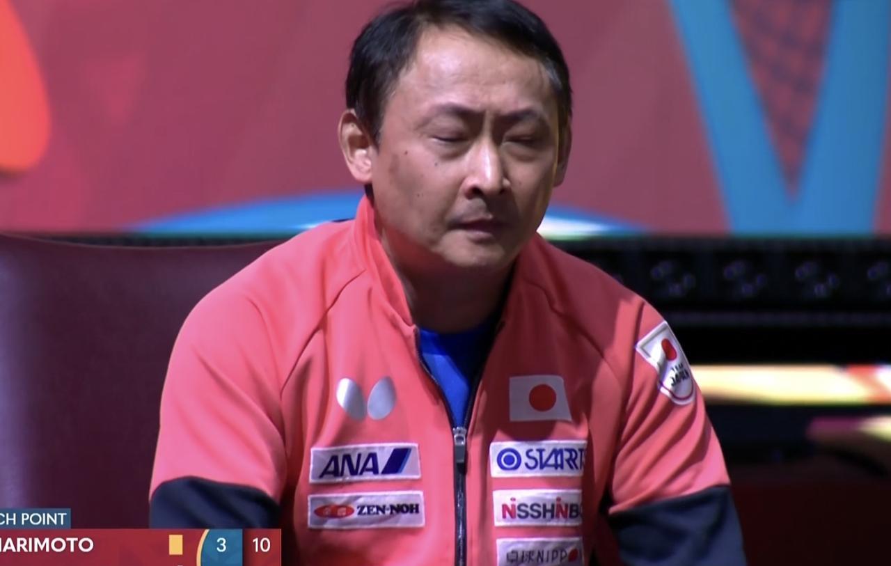 张本宇在台下看张本美和打球，表情动作很丰富，镜头给到的时候，又是挤鼻子弄眼的，有