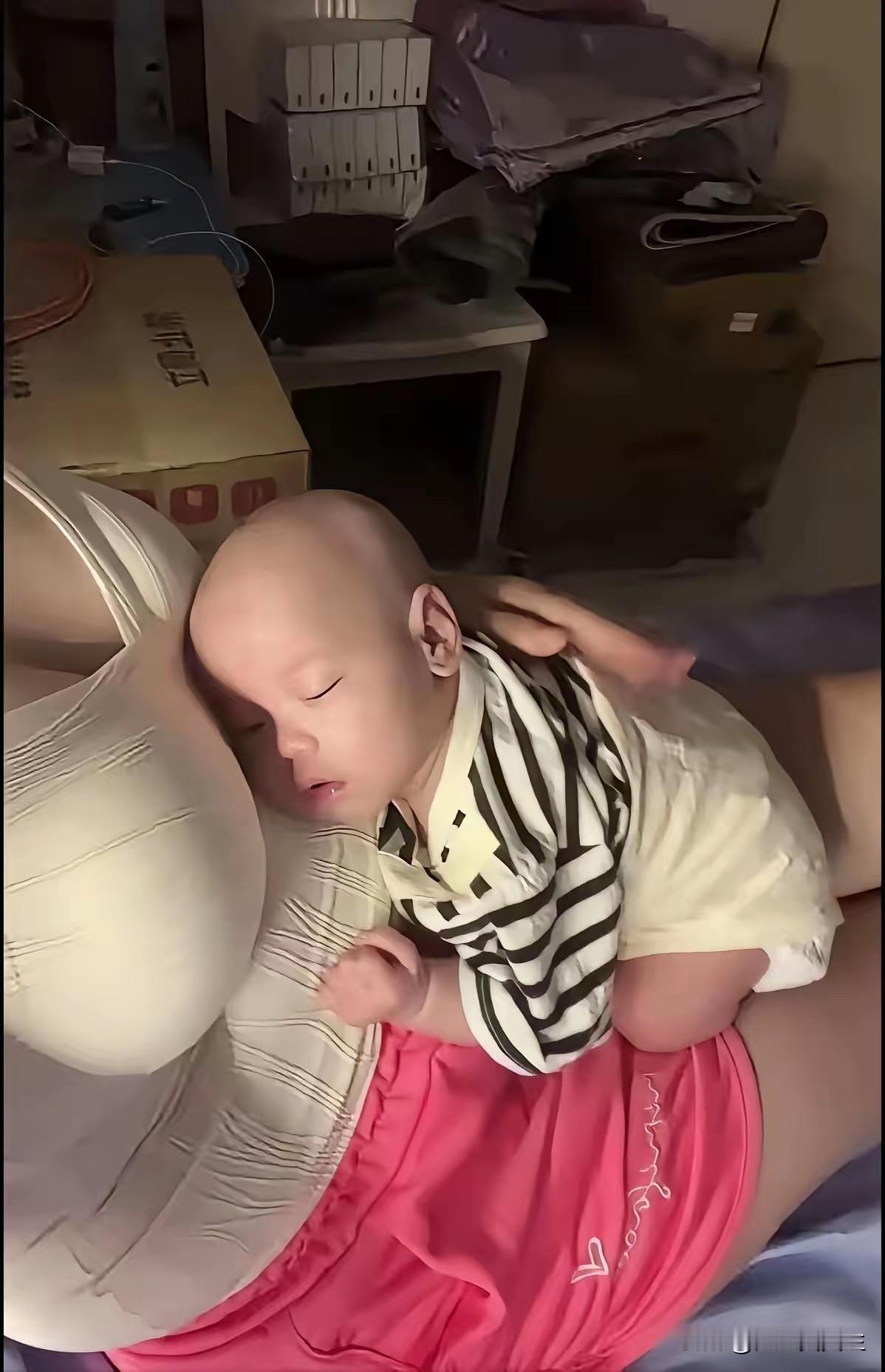 看宝宝睡的多香,只有在妈妈身上的时候,孩子才最后安全感,尤其是很小的婴儿,不搂着