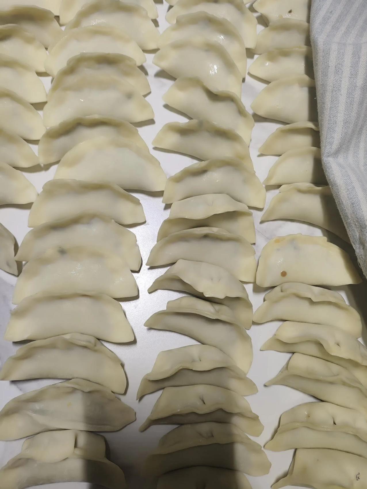 儿媳一声令下，说要吃虾仁饺，我早上赶忙买来了两斤虾肉。下午2:00开始忙，忙到