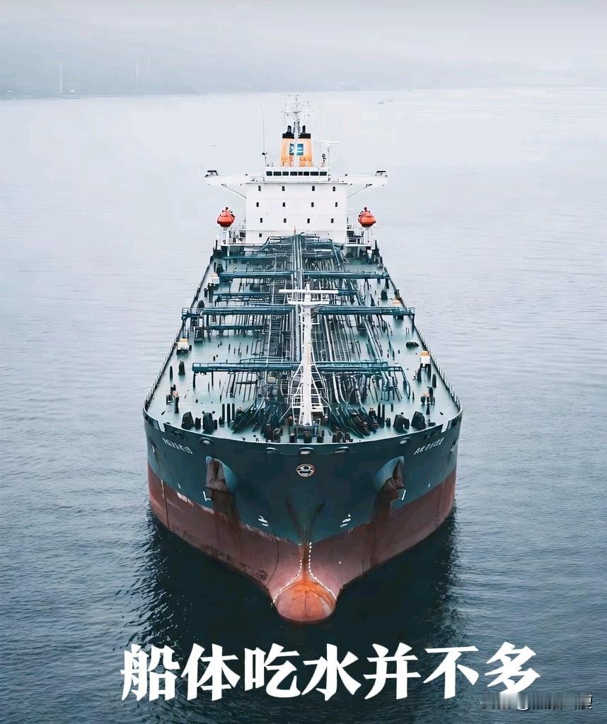 俄罗斯放的鱼饵很大，英美两条大鱼同时咬钩。俄罗斯一艘老旧的油轮“贝拉一号”空