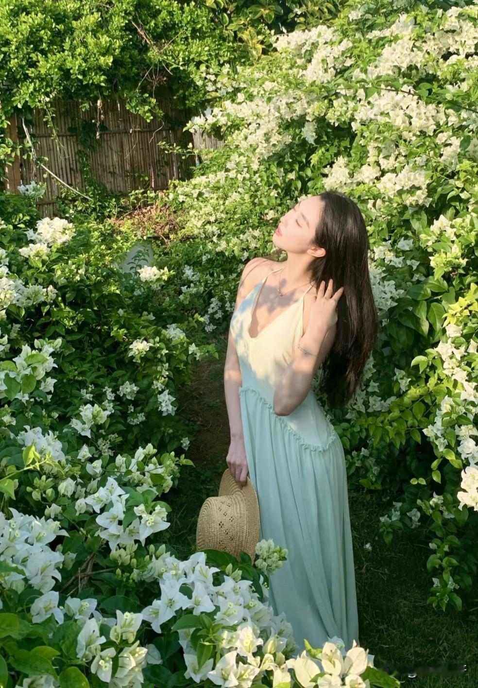 花丛中的长发女神