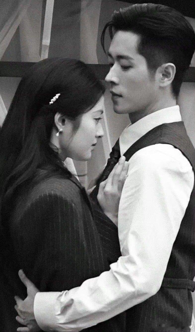 磊叔在足迹也比在古偶好看些，民国装真的很抬人，这路透看着两个人都还可以，我还是能