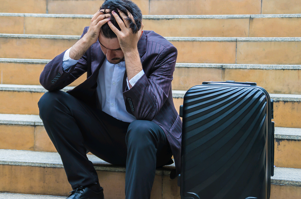 中年男人一失业，仿佛全世界都开始和你作对！妻子天天念叨钱不够用，菜价涨、学费涨，