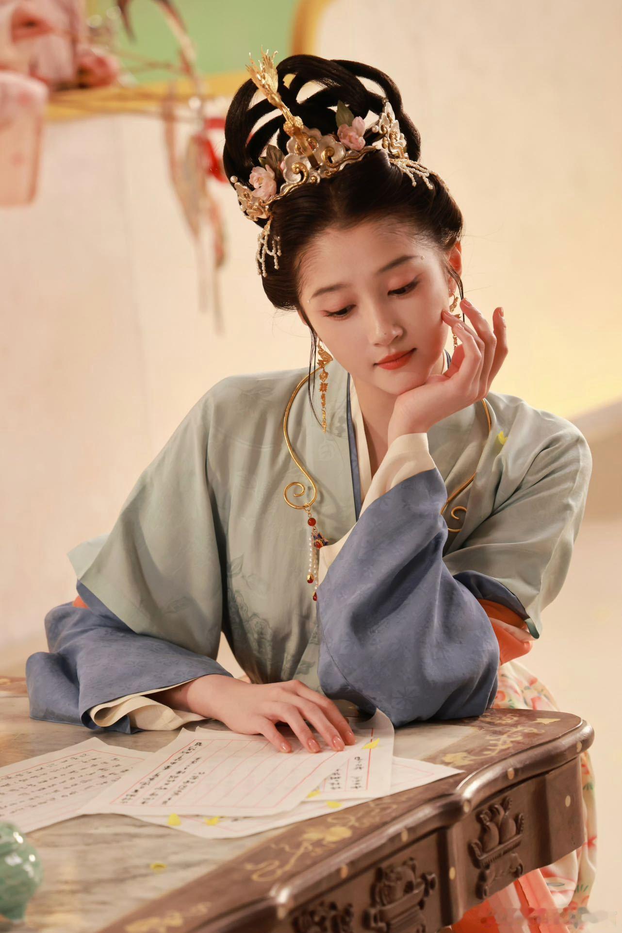 关晓彤四季妆造每一套都想焊在身上被《瑞鸟报春》狠狠惊艳到！关晓彤以四季为灵感，