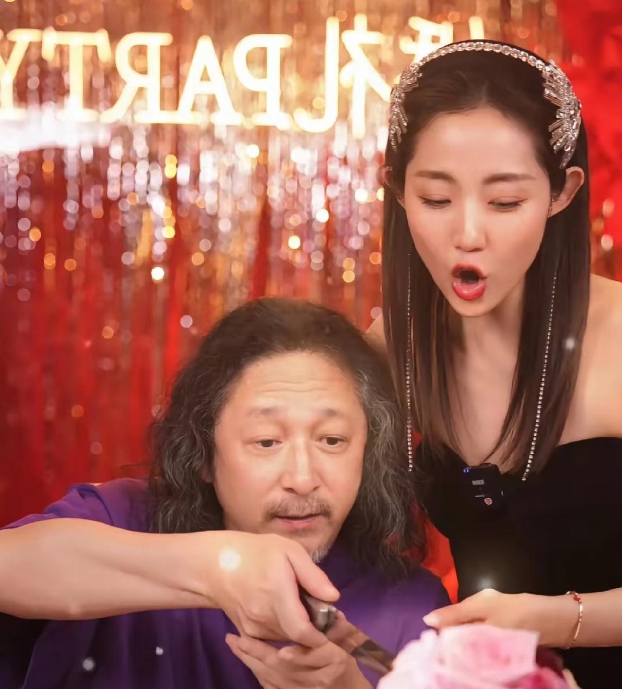 三宝近日也开始和万千惠一起直播卖货了，他作为艺术家不愿意将就自己的艺术，不愿意为