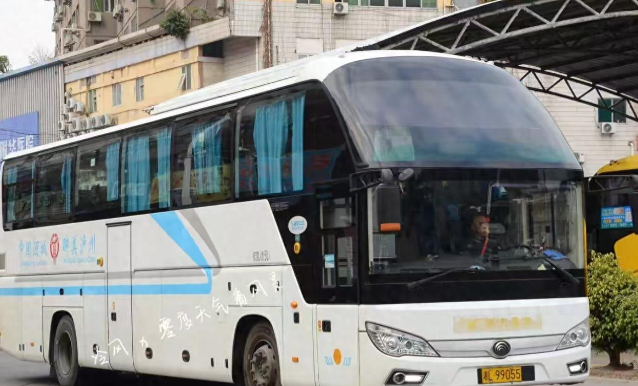 高速免费的弊端来了！广东广州，男子准备坐大巴车回老拜太公，万万没想到，平时3小时