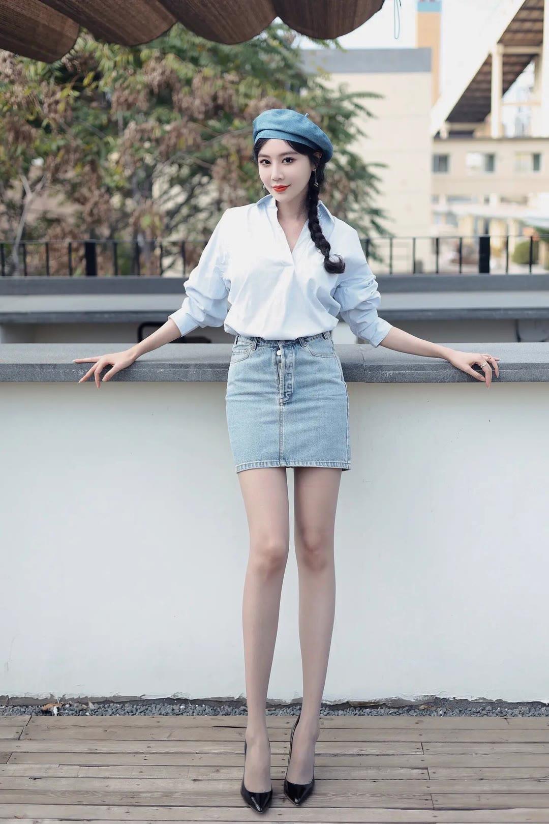 白色V领衬衫配牛仔裙，给人一种简约而不失优雅的感觉。