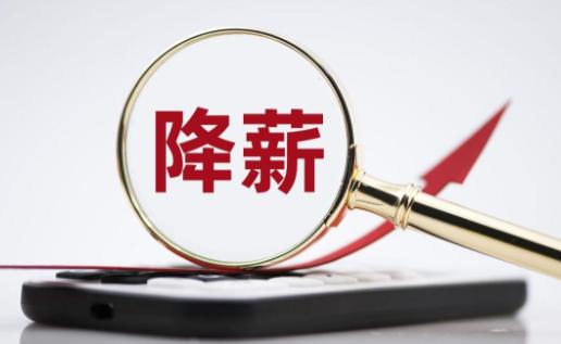北京，一男子任职的公司遭大环境冲击，难以为继。为了不裁员，公司召开职工大会，提出