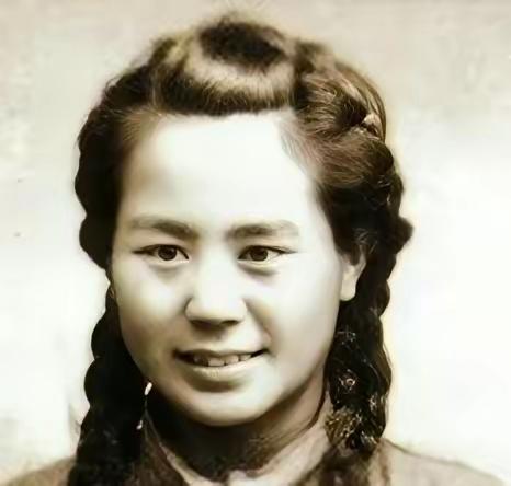 1946年5月，500多名骑匪冲击11支队的阵地，骑兵团女政委乌兰反应迅速，立刻