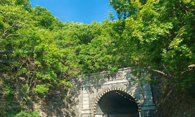 好的，旅顺到高新区的路要缩短10公里，从30公里变成20公里。主要搞两件事：