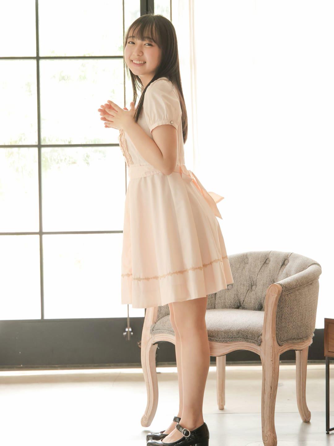 阳光洒进来的午后，少女微笑着站在窗边，温柔而美好。甜妹